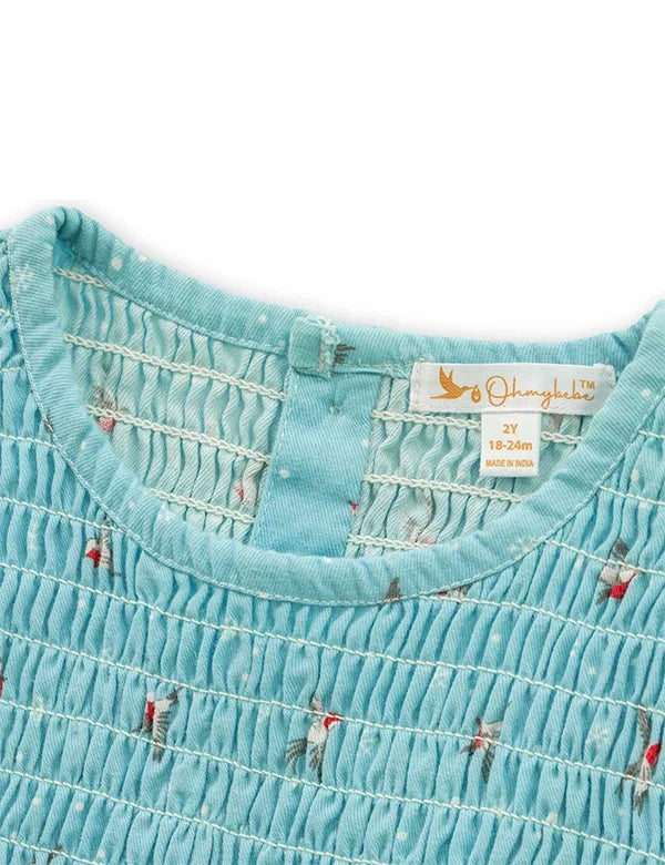Close-up of blue textured baby romper neckline with stitched white patterns and Ohmybebe label, size 2Y