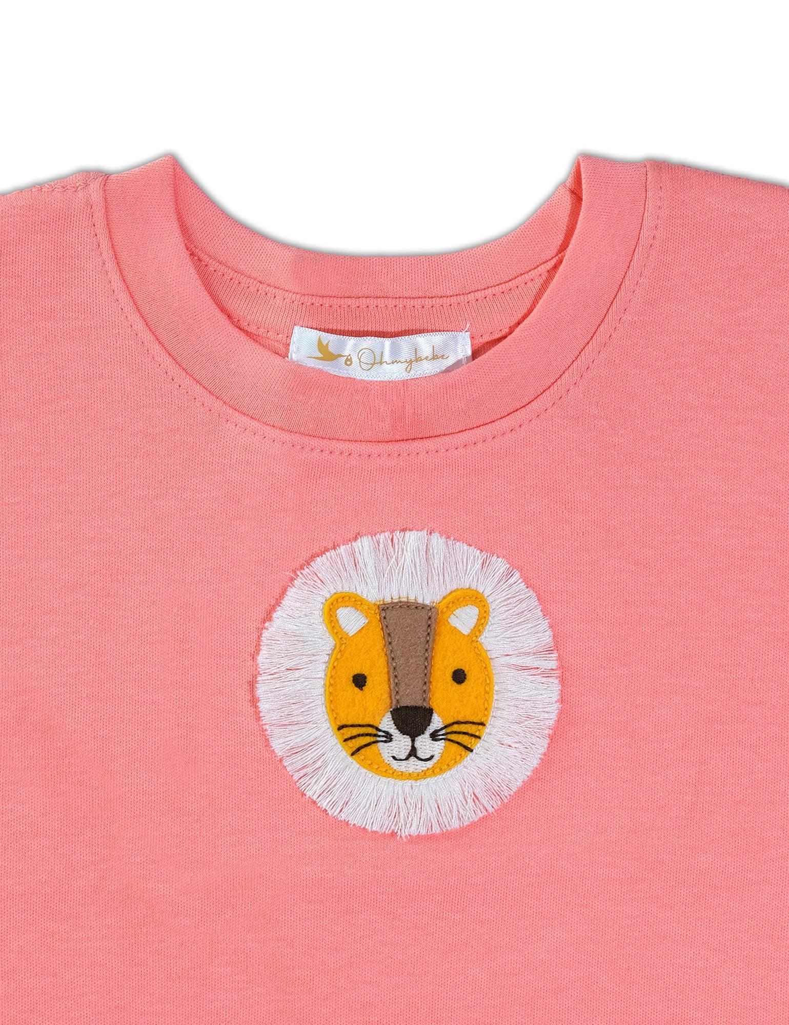 Pink organic cotton t-shirt with embroidered lion face patch and round neckline