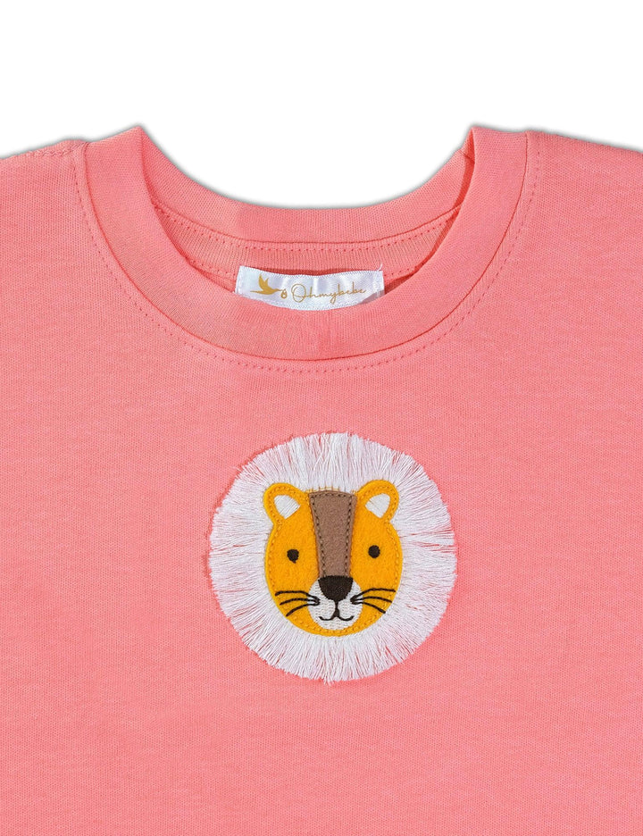  Bright orange organic cotton short-sleeve t-shirt featuring a cute embroidered lion face patch with a fringed mane. Shop playful baby t-shirts India.