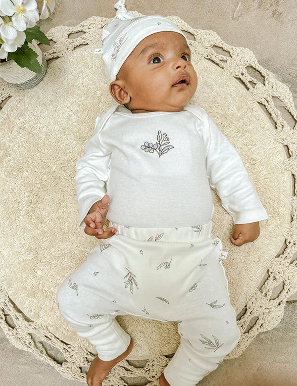 Soft Organic Cotton Baby Set – Bodysuit, Leggings & Cap